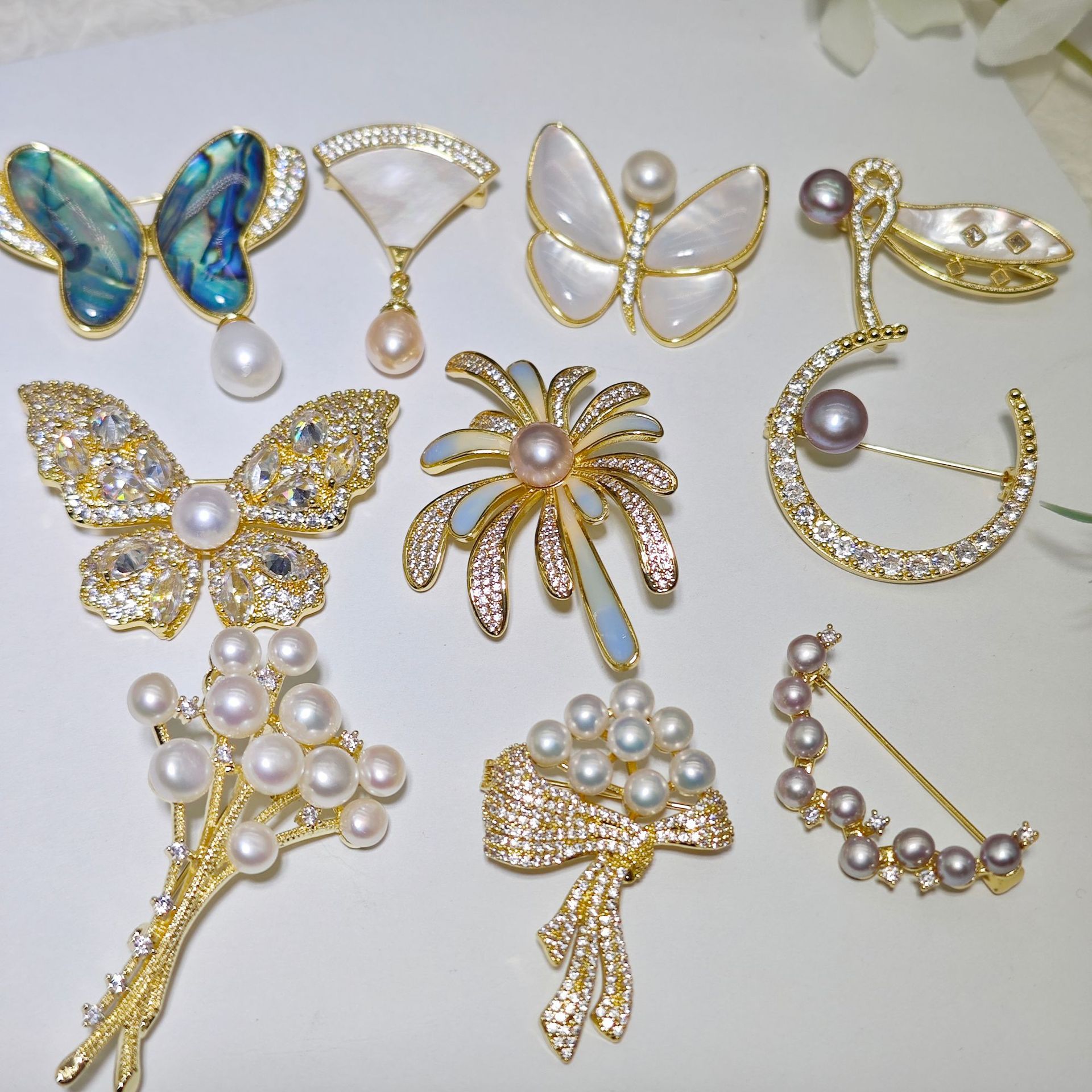 Брошь из натурального пресноводного жемчуга в форме цветка для женщин, ретро элегантный корсаж с бабочкой, модный аксессуар для повседневной одежды и декора