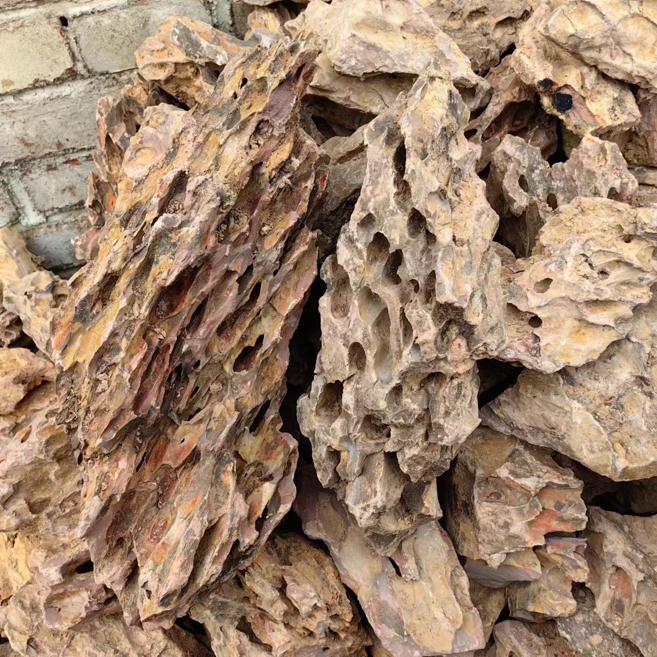 Factory wholesale pine skin stone micro landscape decoration landscape stone aquarium landscape stone water grass rockery small cut bottom