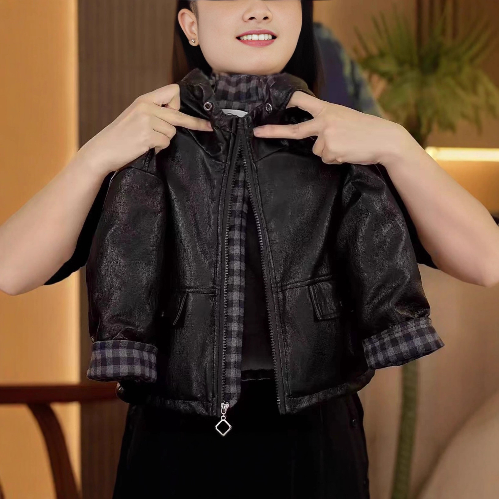 Теплые куртки для девочек и мальчиков средней и большой размеров осень-зима 2025 с капюшоном флисовая подкладка утолщенные ветронепроницаемые кожаные куртки