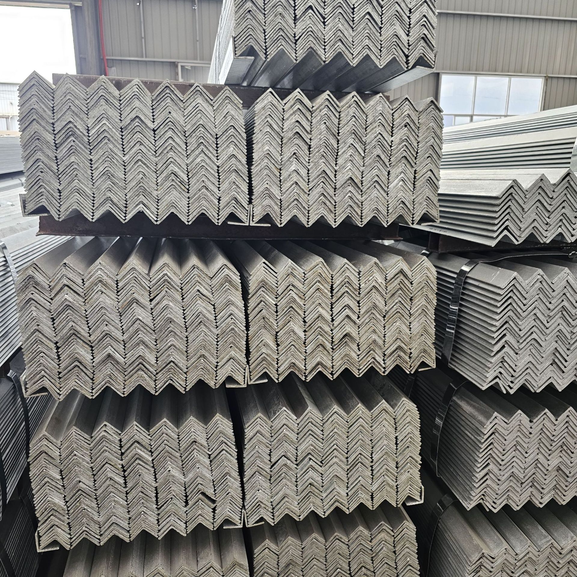 Hot-Dip Galvanized Angle Steel 40*40 Specifications Are Available from Stock and Can Be Used for Curtain Wall Machinery Manufacturing