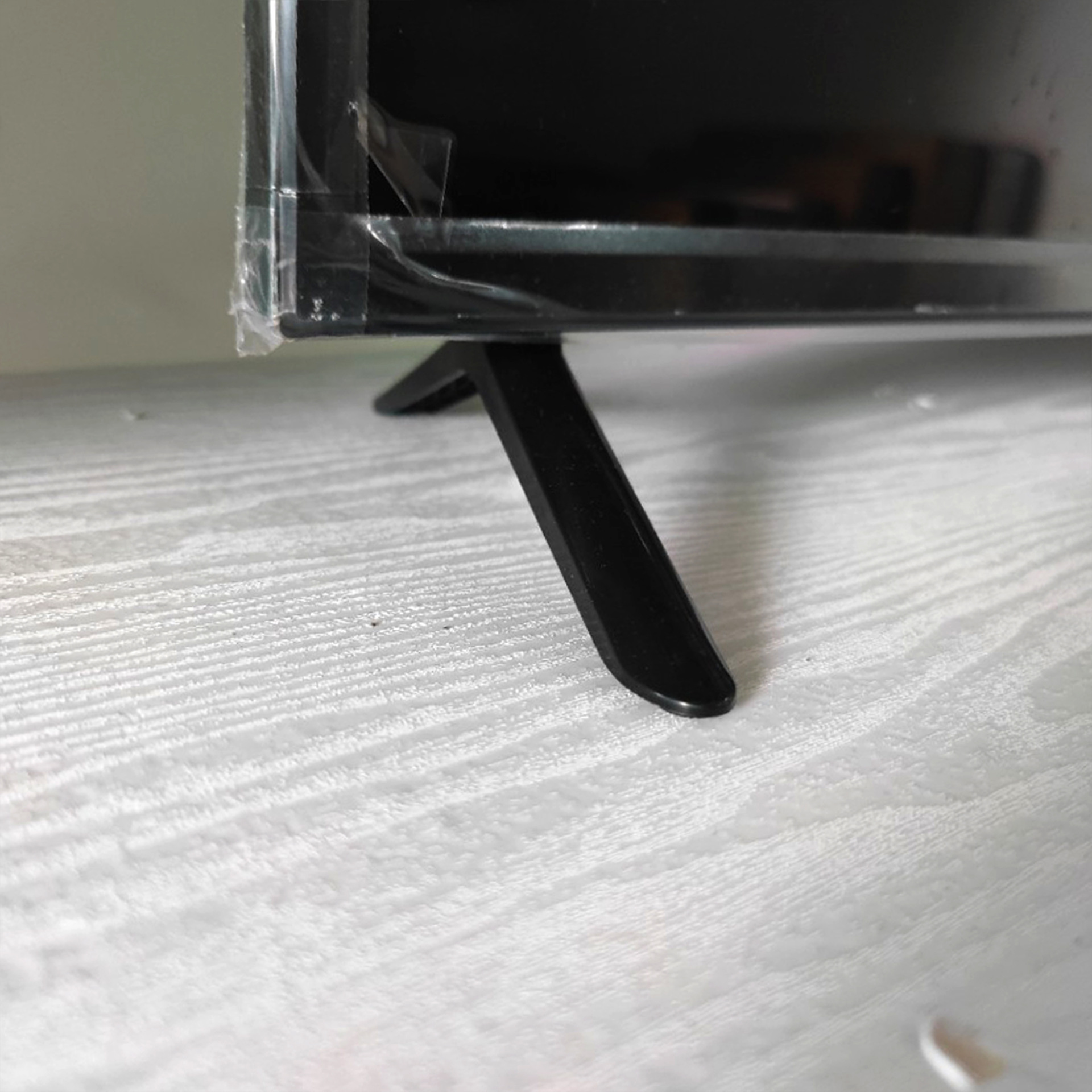 Factory production 24 inch 32 inch 40 inch 43 inch plastic black with base screws separately packaged TV base