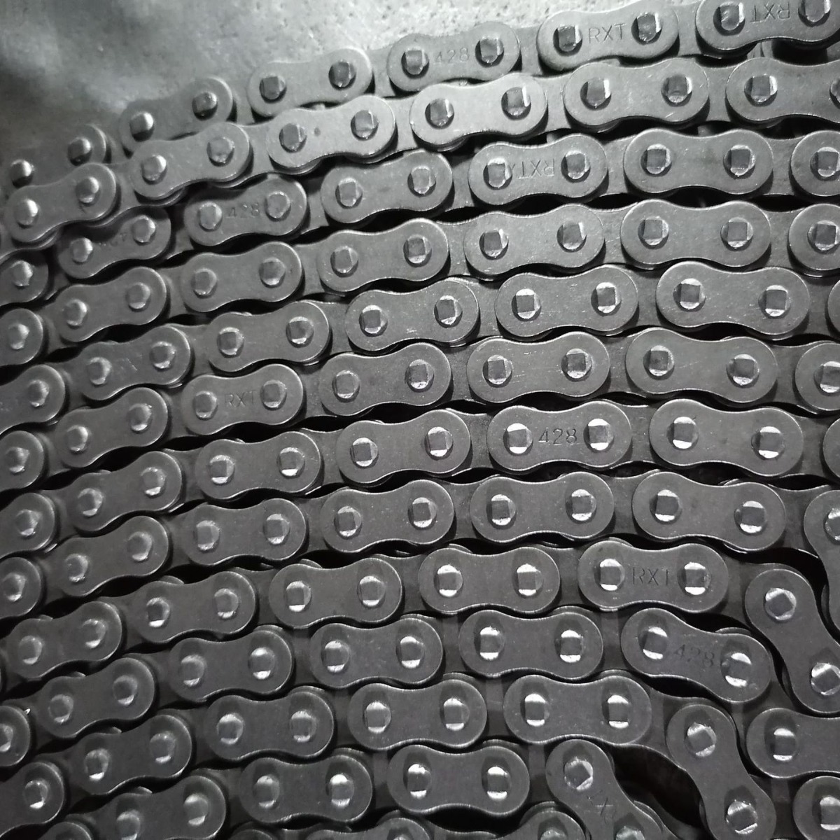 Manufacturer Customizes and Processes Motorcycle Chains 420/428/428H/520/520H/530 in Gold Electroplating and Natural Color