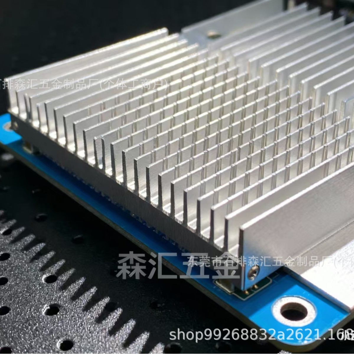 Индивидуальная обработка алюминиевого корпуса радиатора для оборудования связи, прецизионный интерфейс, алюминиевый корпус базовой станции 5G