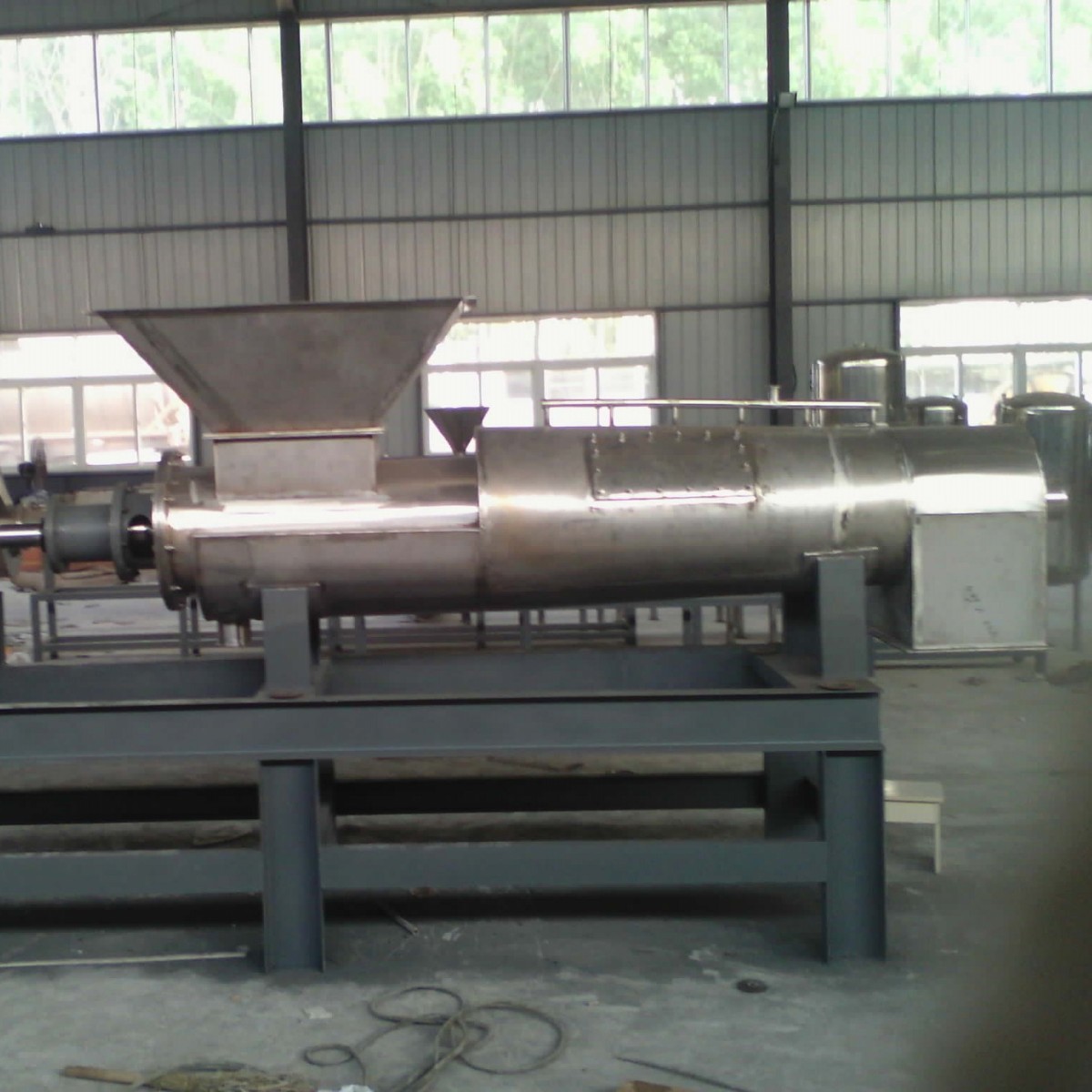 Shuanghe Squeezing Machine Has a Good Squeezing Effect and Has a Short Time. Extracts and Concentrated Dry Squeezing Machine. It Is a Good Partner and Durable