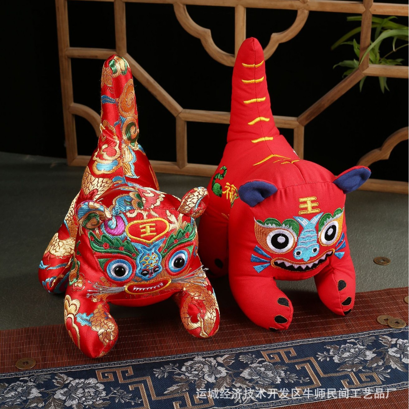 Вышивка национального стиля тканевый тигр традиционные народные характерные изделия ручной работы для детей одного года оптом