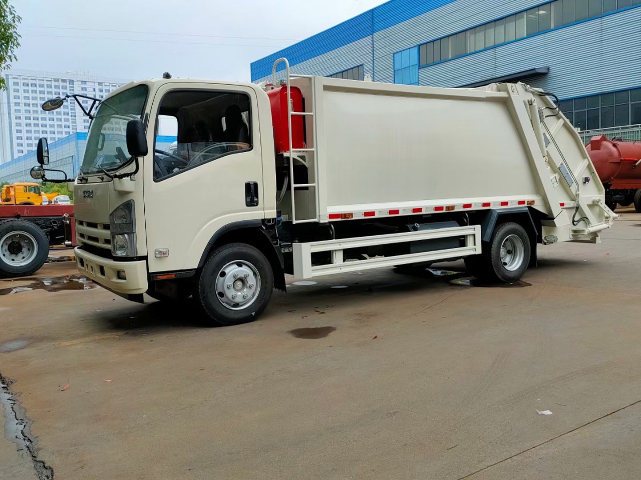Export Peru Qingling Isuzu 8 Tons 10 Tons 12 Tons Export Compressed Garbage Truck Household Garbage Transfer Truck