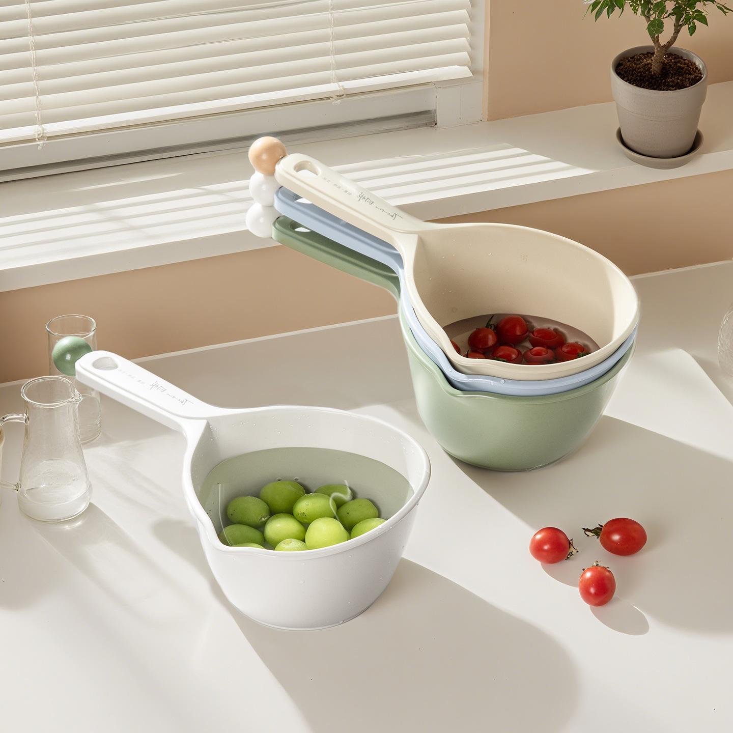 ✅ Thickened Plastic Water Ladle for Home Kitchen, High-Value Light Luxury Drifting Scoop, Children's Shampoo Scoop, Watering Ladle