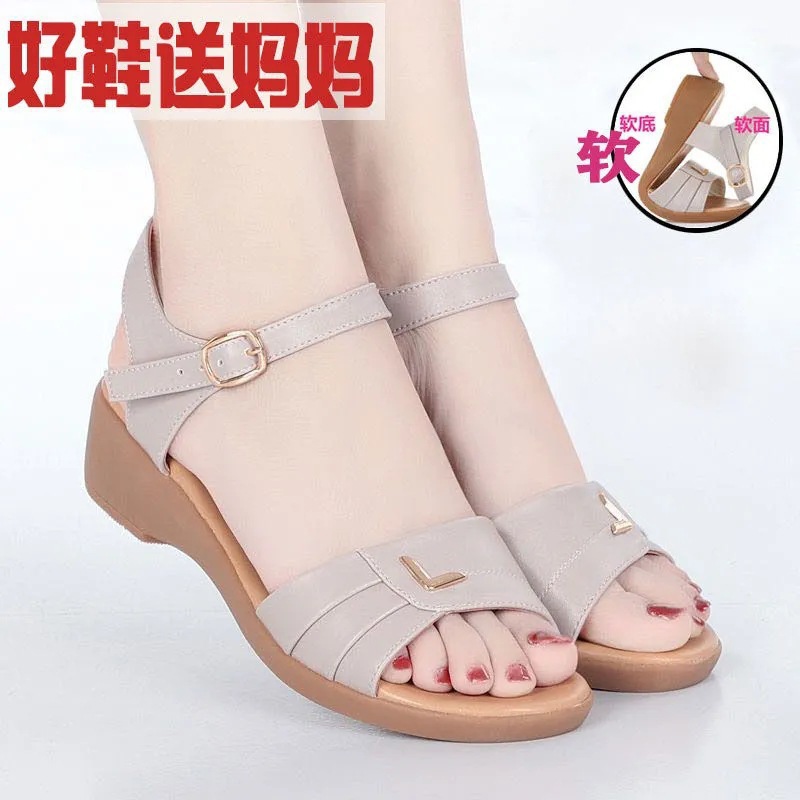 Летние сандалии для матерей, женские кожаные сандалии на платформе, мягкая подошва, для средневозрастных и пожилых, с низким каблуком, универсальные, нескользящие