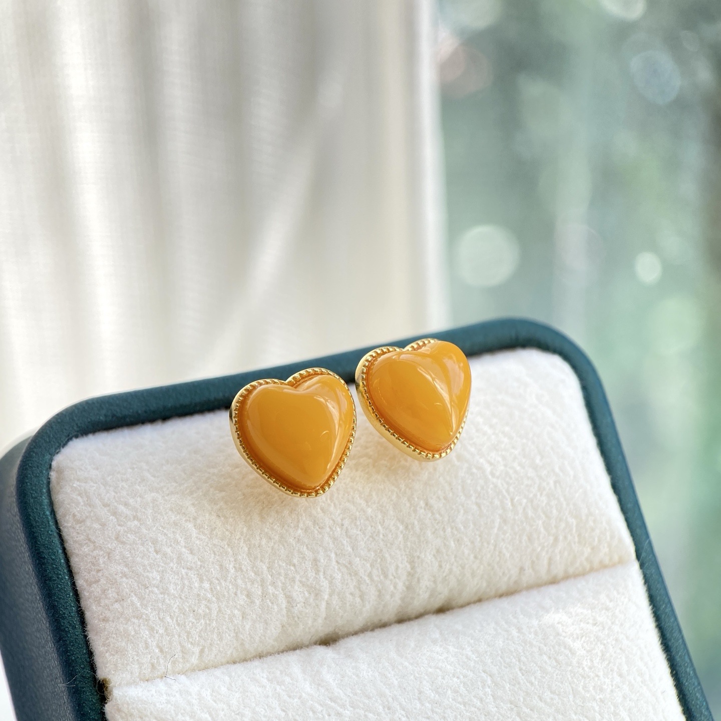 Natural Chicken Oil Yellow Beeswax Heart Earrings S925 Sterling Silver Inlaid Beeswax Heart-Shaped Earrings Can Be Issued with a Certificate of Appraisal