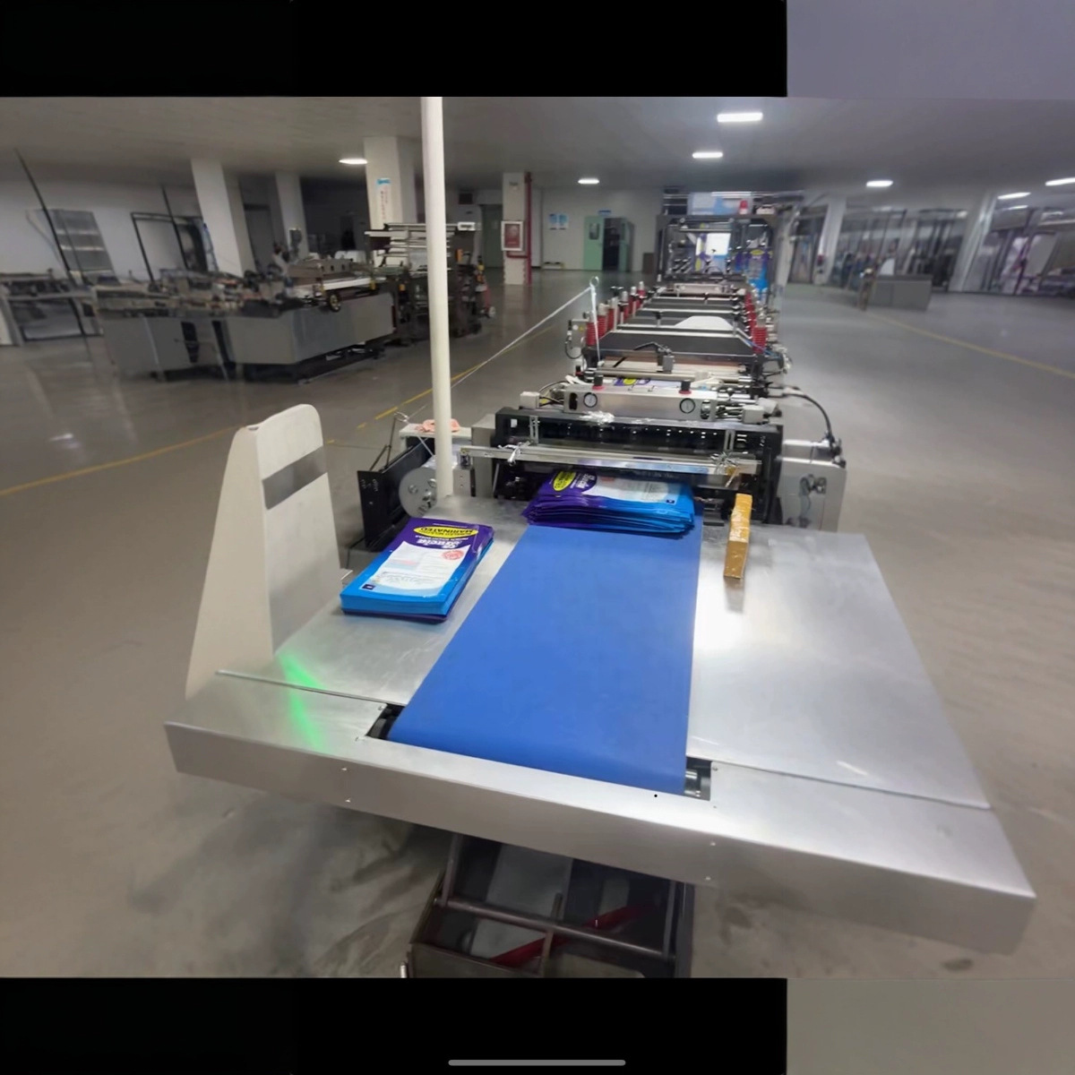 Продается машина для производства трехсторонних сумок 2021 года, Jiangsu Xuan Yue, 5 сервоприводов, двойной резак, двойной разматыватель