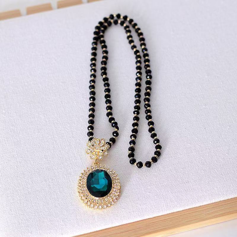 Versatile Long Autumn and Winter Necklace for Women, High-End, Simple and Fashionable Sweater Chain, Retro Luxury and Elegant Clothing Pendant