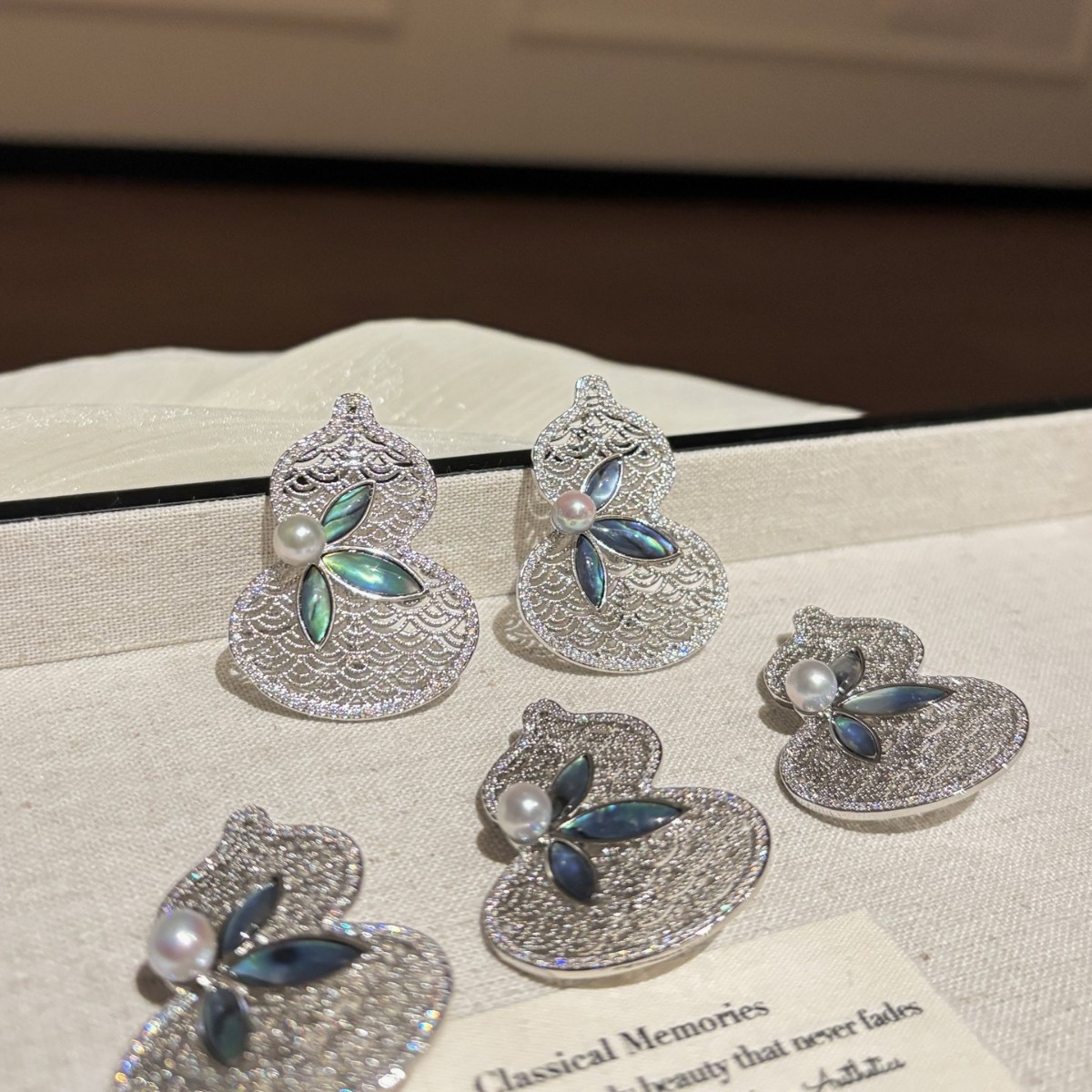 New Natural Freshwater Pearl Brooch, Retro New Chinoiserie Cut Out Gourd White Mother-Of-Pearl Elegant Corsage Brooch Accessories