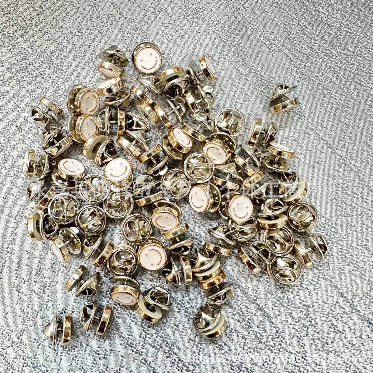 Wholesale Pearl Smiley Face Anti-Exposure Curtain Clips, Anti-Curling, No-Sew Shirt Buttons, Pin Buttons, Door Curtain Collar Detachable