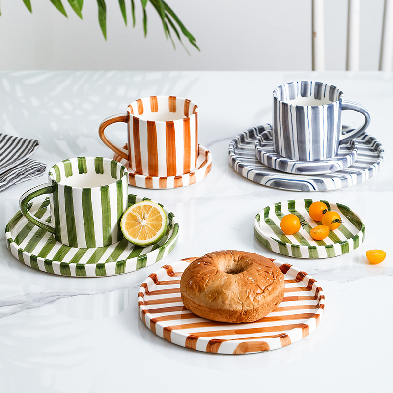 Простая керамическая чашка для кофе с блюдцем, набор чашки и блюдца с высоким цветовым значением, домашняя водяная чашка, европейский стиль для послеобеденного чая