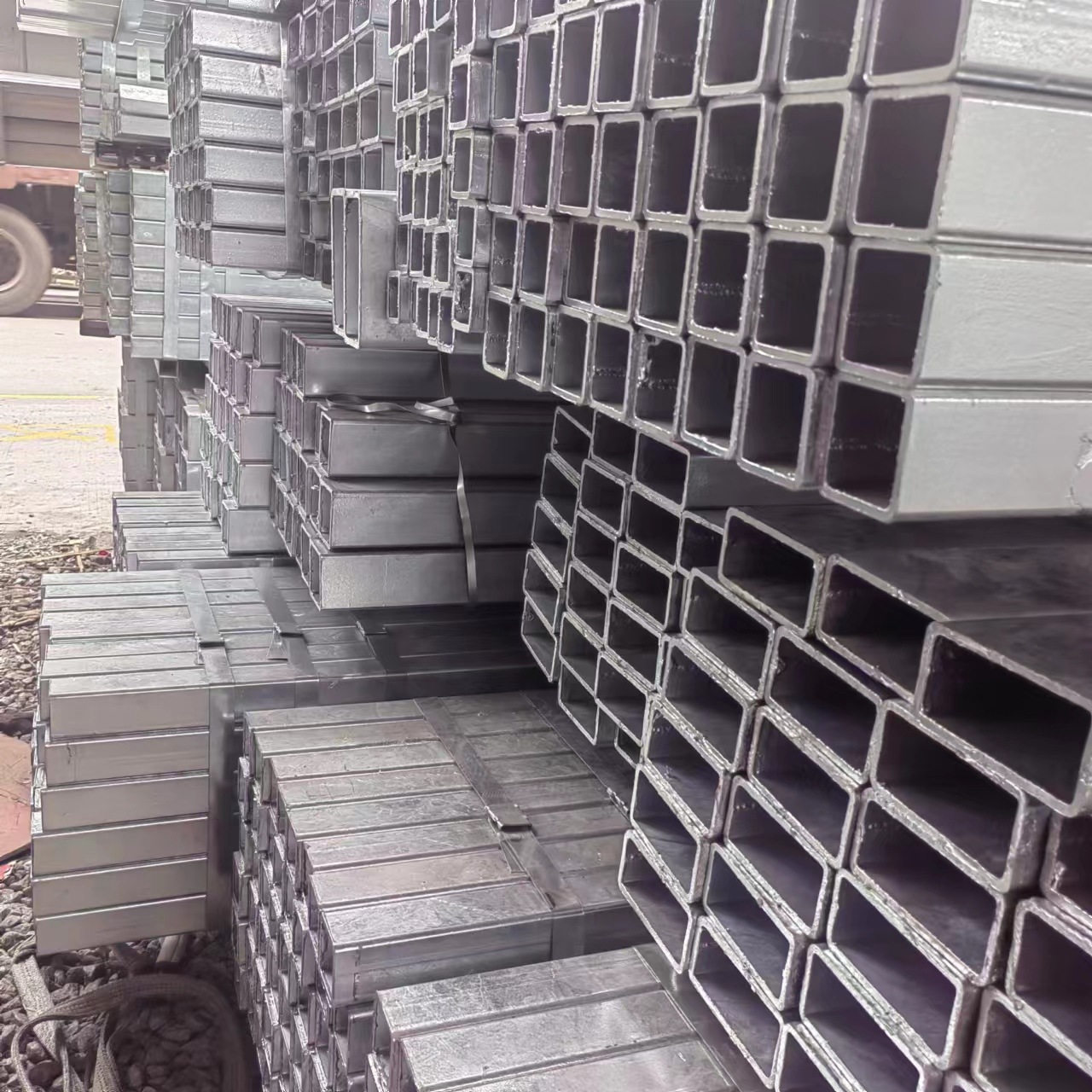 Guangdong Factory Directly Supplies Zinc Aluminum Magnesium Square Tube Structural Tube Q235B Supply Hot Dip Galvanized Rectangular Square Tube