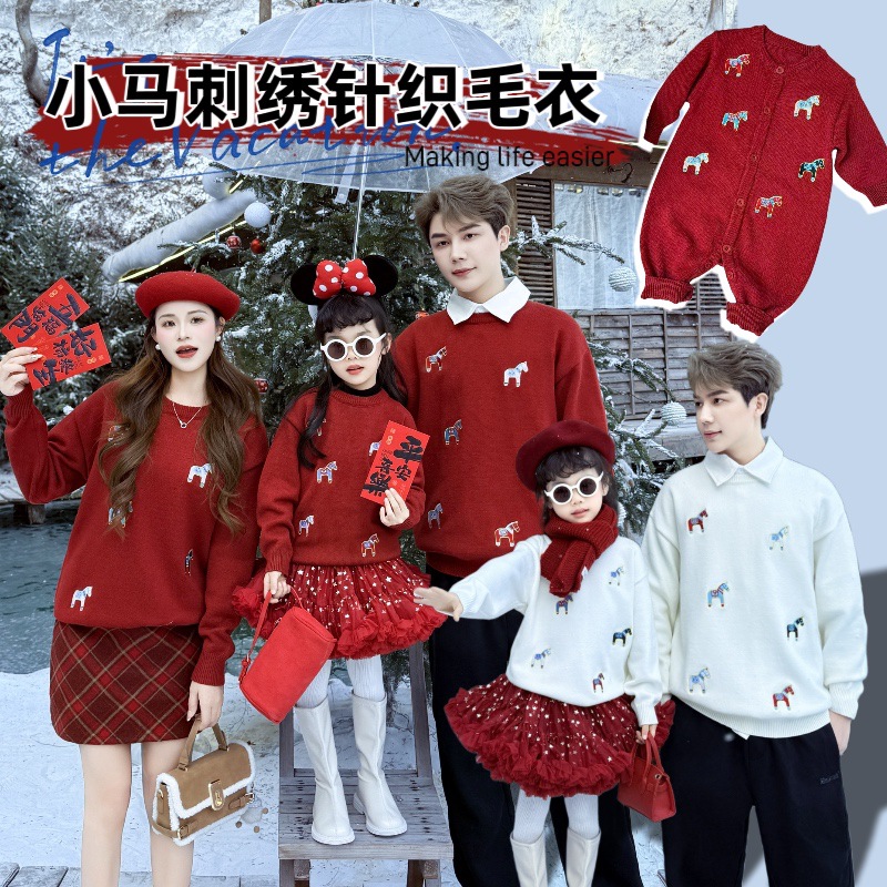 Новогодние наряды для семьи 2026, модные красные наряды для семьи из трех или четырех, отмечающих год Лошади, праздничные новогодние свитеры для детей