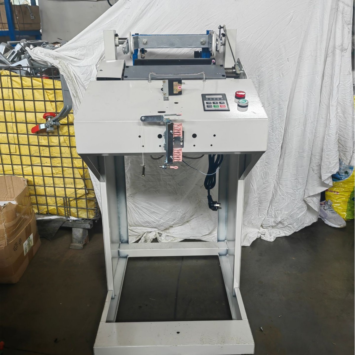 Машина для перевернутой пряжи с одним слитком и контролем