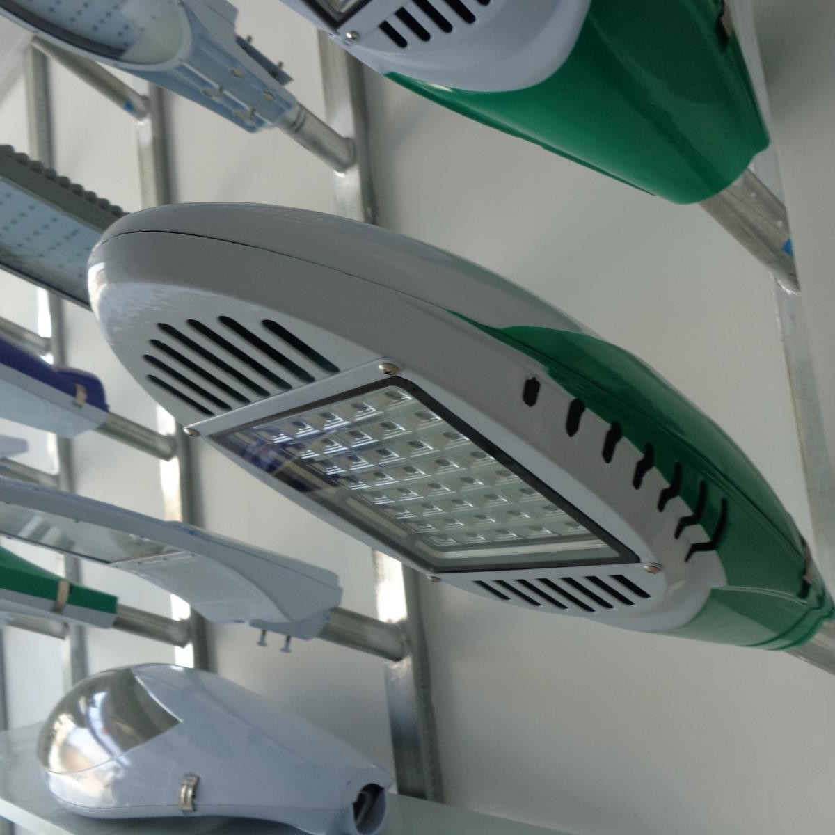 Производители уличных фонарей продают головки фонарей высотой 8 м и установку уличных фонарей высотой 10,12 м с использованием светодиодных головок