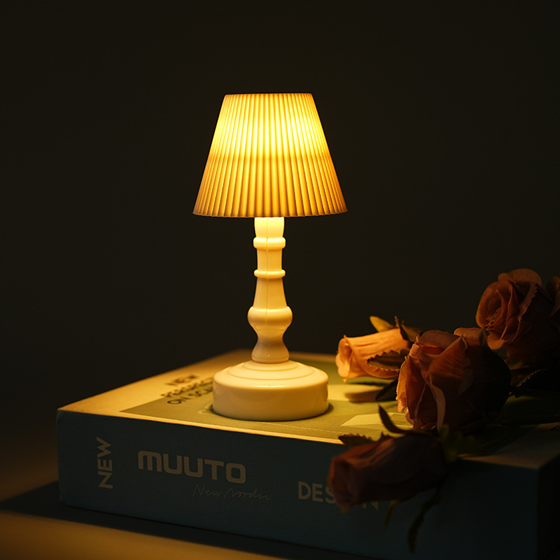 Cross-border European-style fine-grain small table lamp retro LED night light small palace lamp bedside bedroom decoration decoration atmosphere lamp