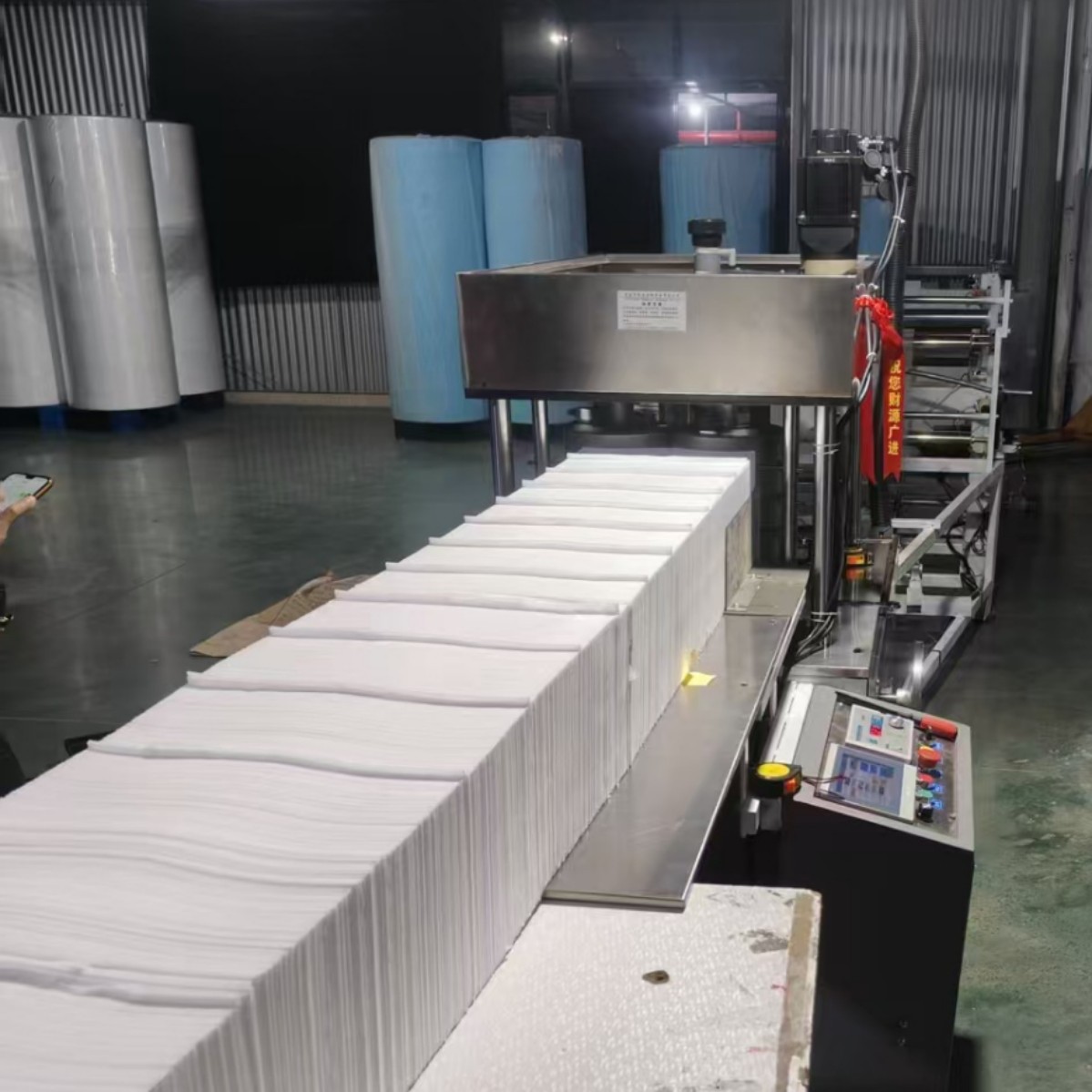 Supply of Disposable Non-Woven Bed Sheet Folding Machine, Point-Break Beauty Salon Special Massage Bed Sheet Machine Customization