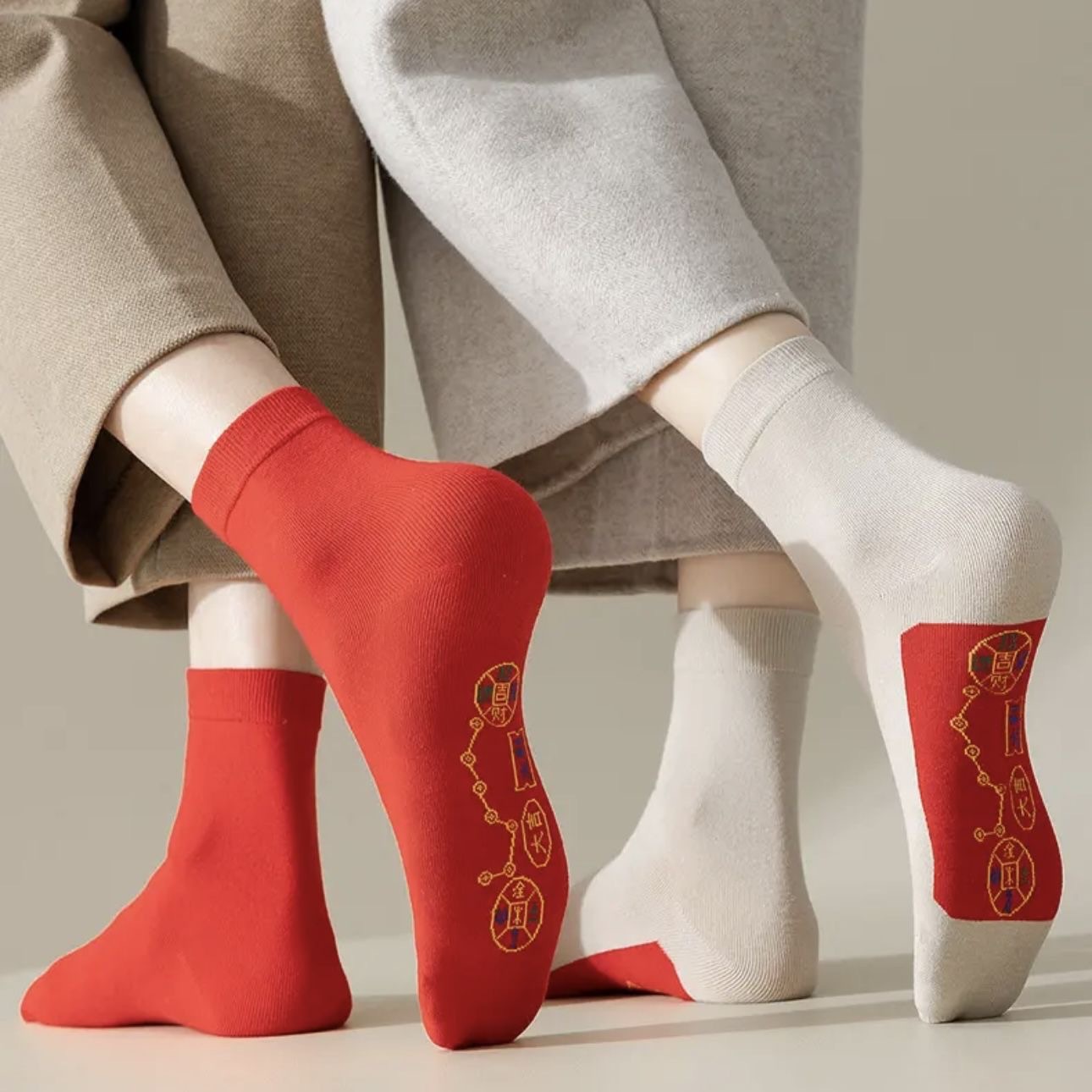 Seven-Star Five-Color Socks for Men and Women, Large Red Mid-Calf Socks, Trendy for the Year of Birth, Festive, Lucky, and Sweat-Absorbent