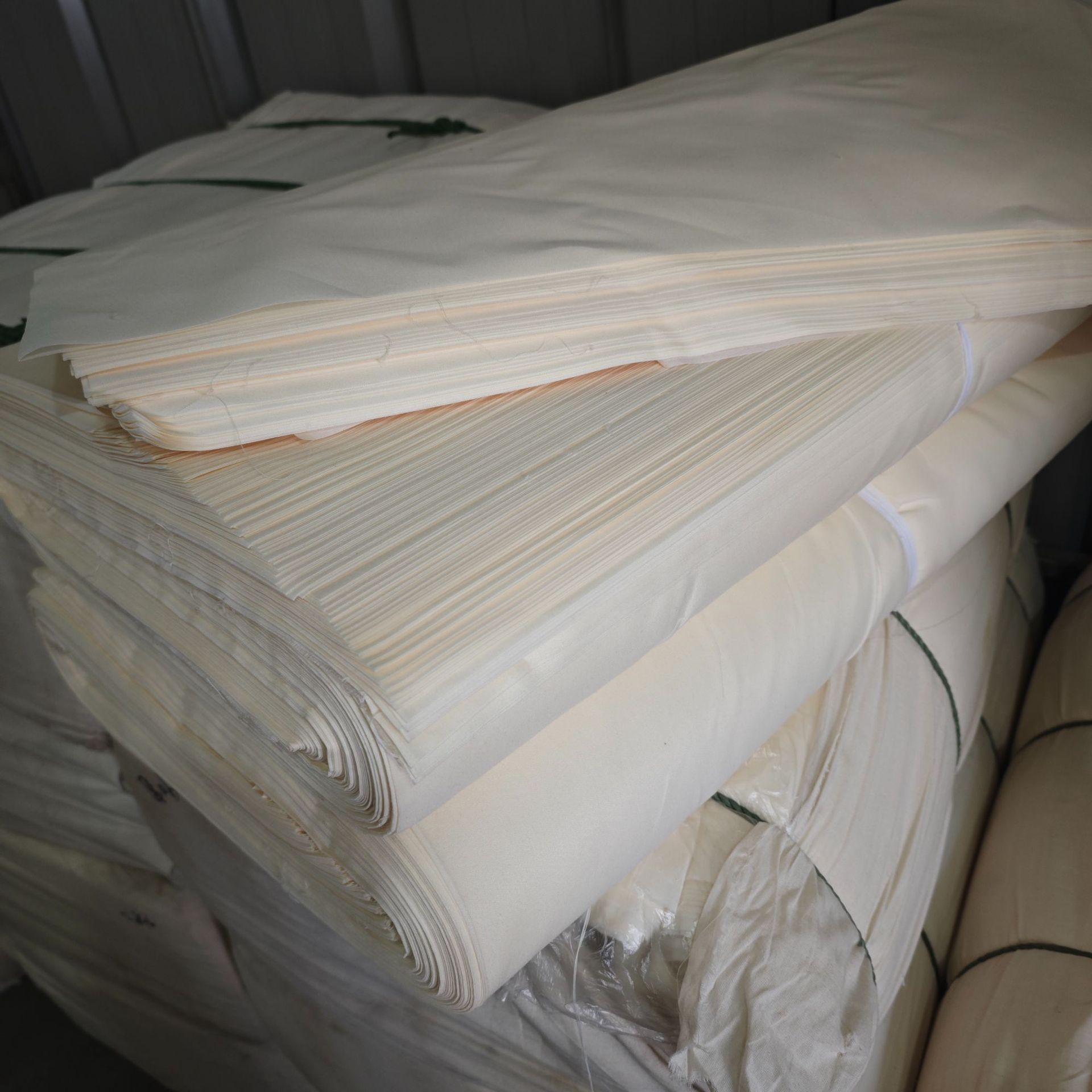 Оптовая продажа траурной белой ткани, ширина 0.88м, белая и серая ткань, полиэстерно-шелковая, граффити, батик