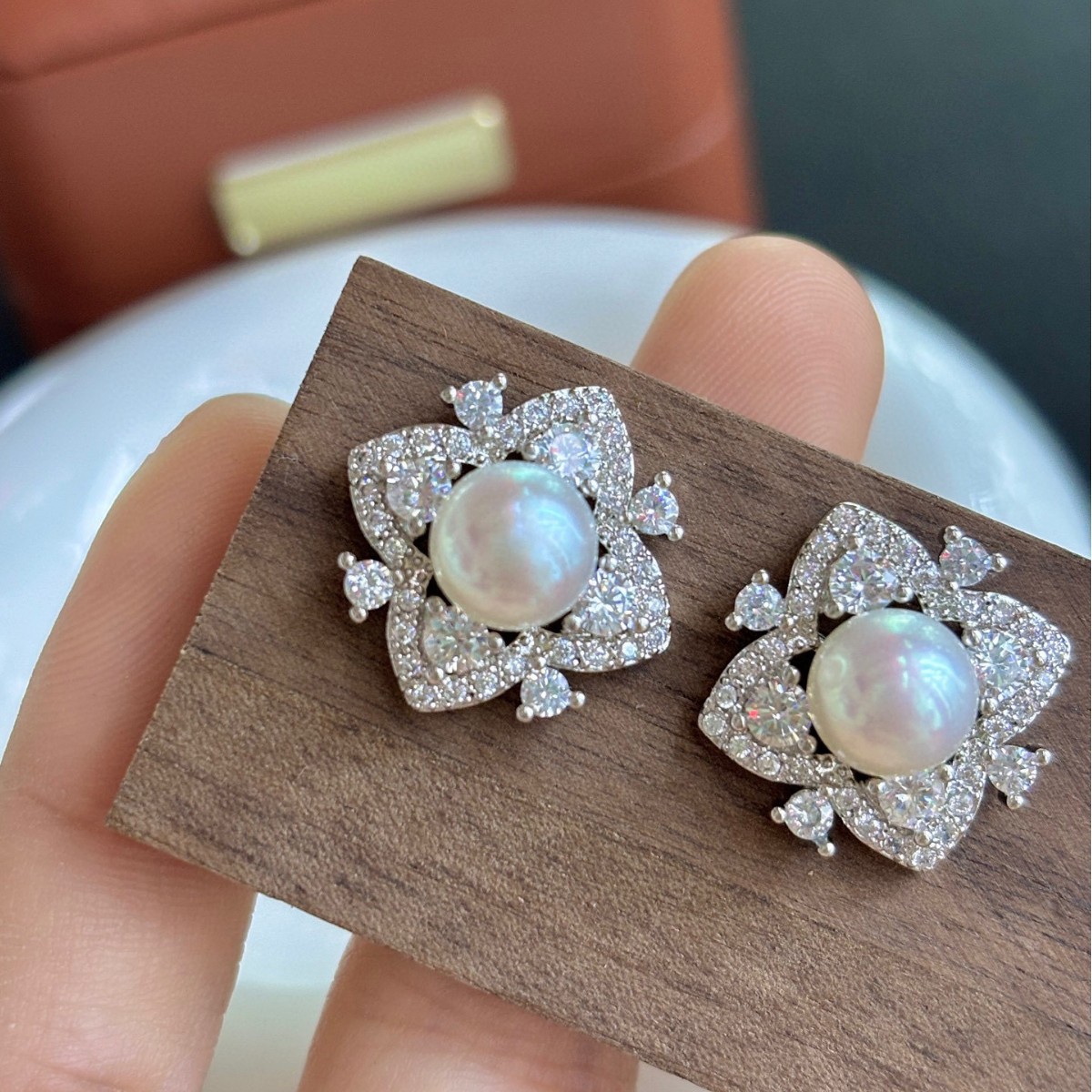 New Natural Pearl Earrings, Simple Micro-Paved Zircon Flower Pearls, Versatile and High-End Ring Jewelry for Women