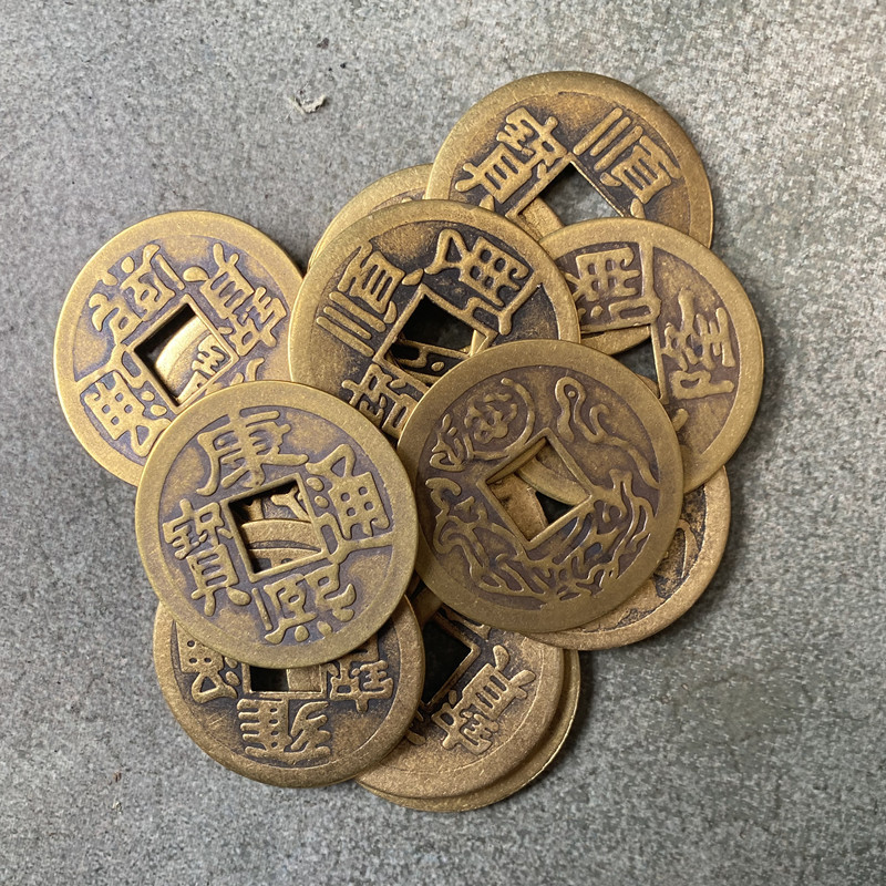 Antique-Style Copper Coins from the Reigns of Shunzhi, Qianlong, and Kangxi, Featuring Crafts of the Yongzheng and Jiaqing Eras, with Five Emperors' Coins and Exquisite Copper Sculptures