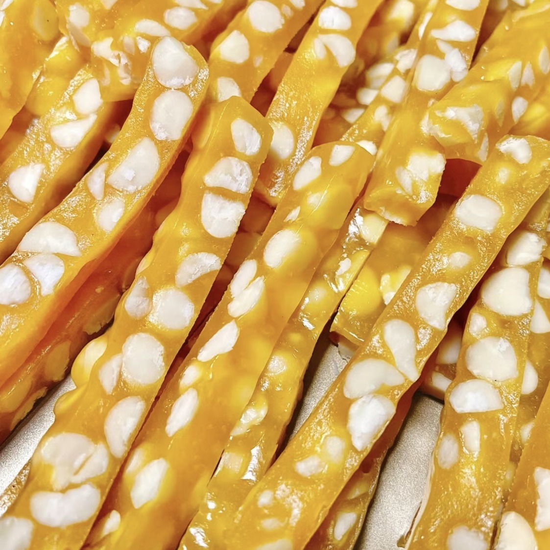 Black sesame raw milk soft cake raspberry toffee macadamia fruit passion fruit wedding candy wedding attraction factory direct sales