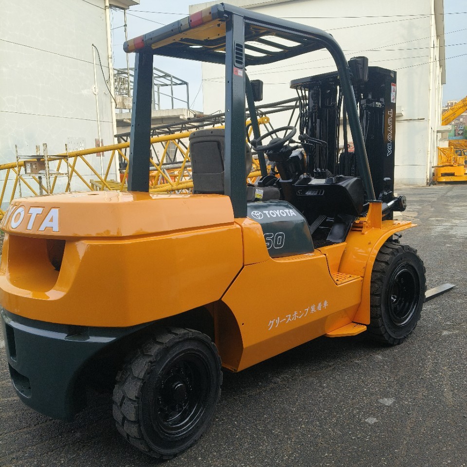 Supply of Second-Hand Forklifts, 90% New Toyota Komatsu Tcm Heli Diesel Forklifts 2 Tons, 3 Tons, 5 Tons, 10 Tons, 15 Tons