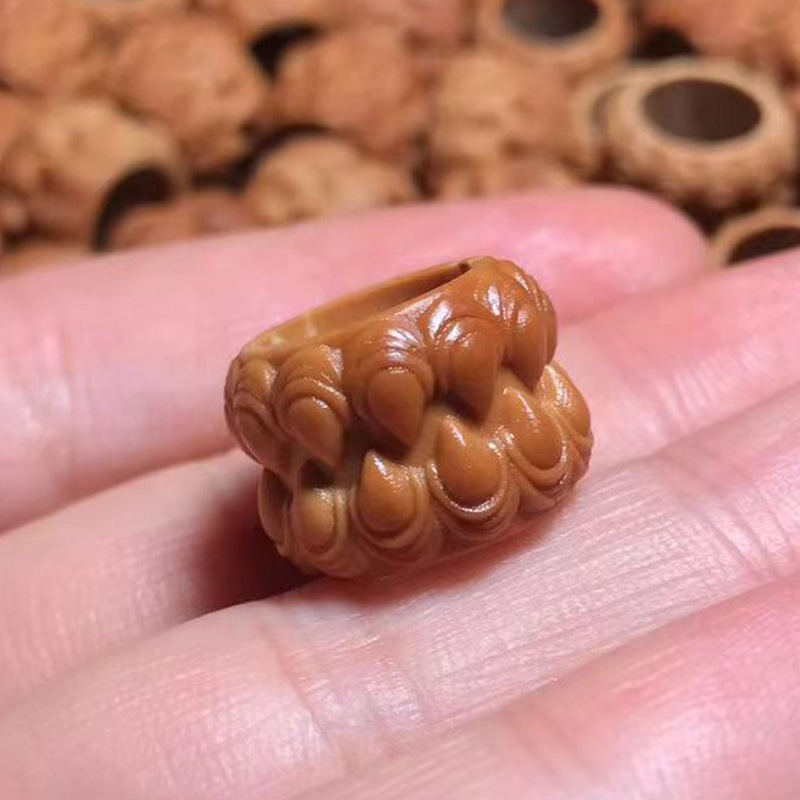 Suzhou handmade nuclear carving smooth running ring feather pattern ruyi running ring olive core accessories text play small handle in stock