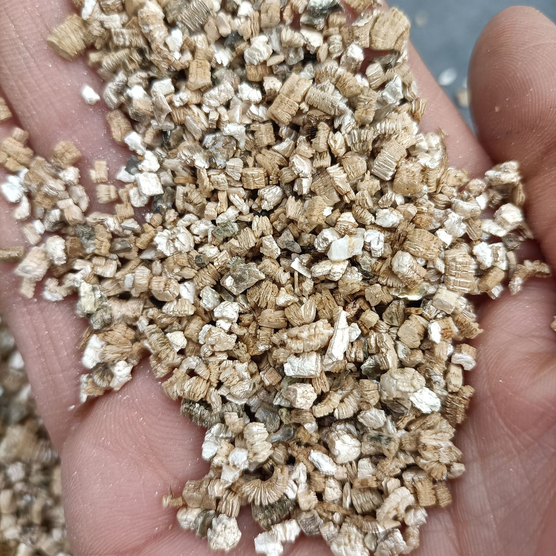 Factory wholesale Xinjiang white vermiculite powder silver white vermiculite 3-6 Xinjiang white vermiculite large particles 5-8 expanded vermiculite