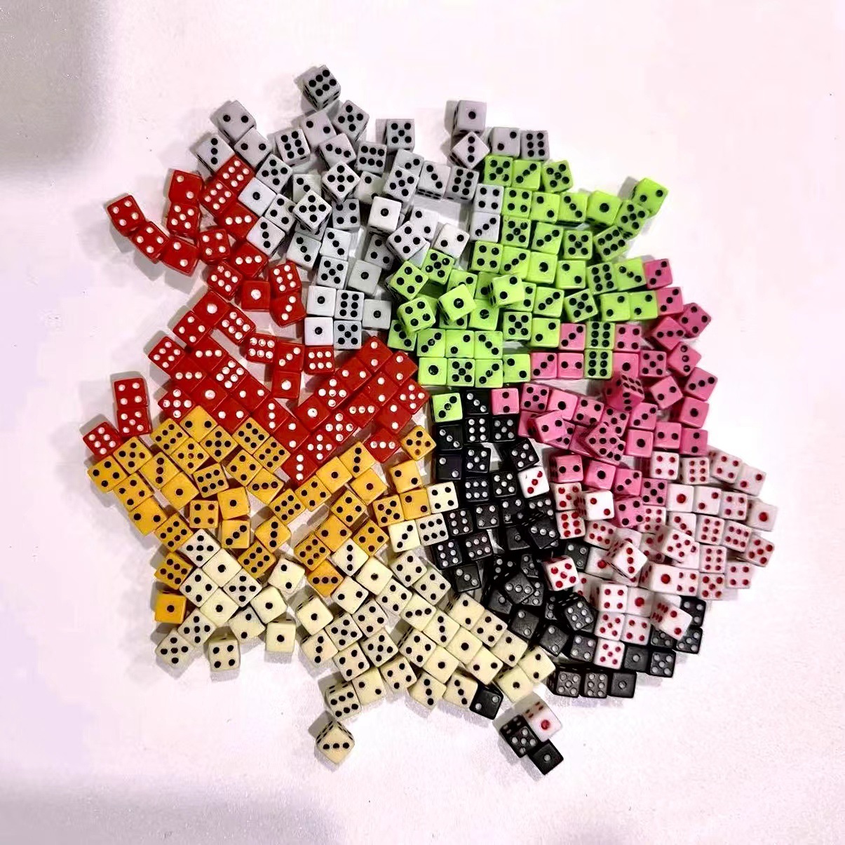 Yiwu Dege leisure and entertainment supplies direct 8mm new color and 8mm white ordinary color dice