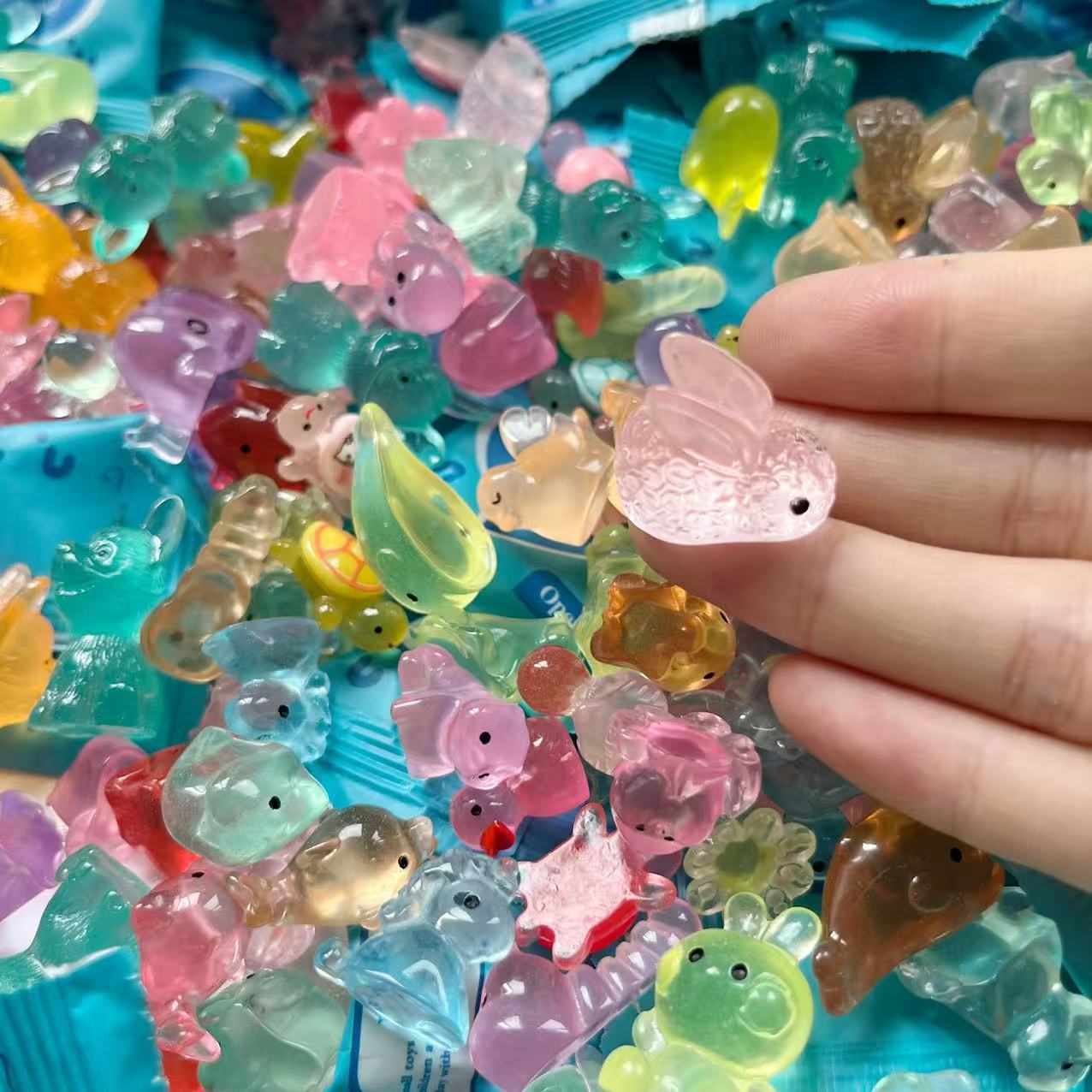 Cartoon luminous cute small animal mixed resin DIY English illiterate bag small accessories creative desktop decoration ornaments