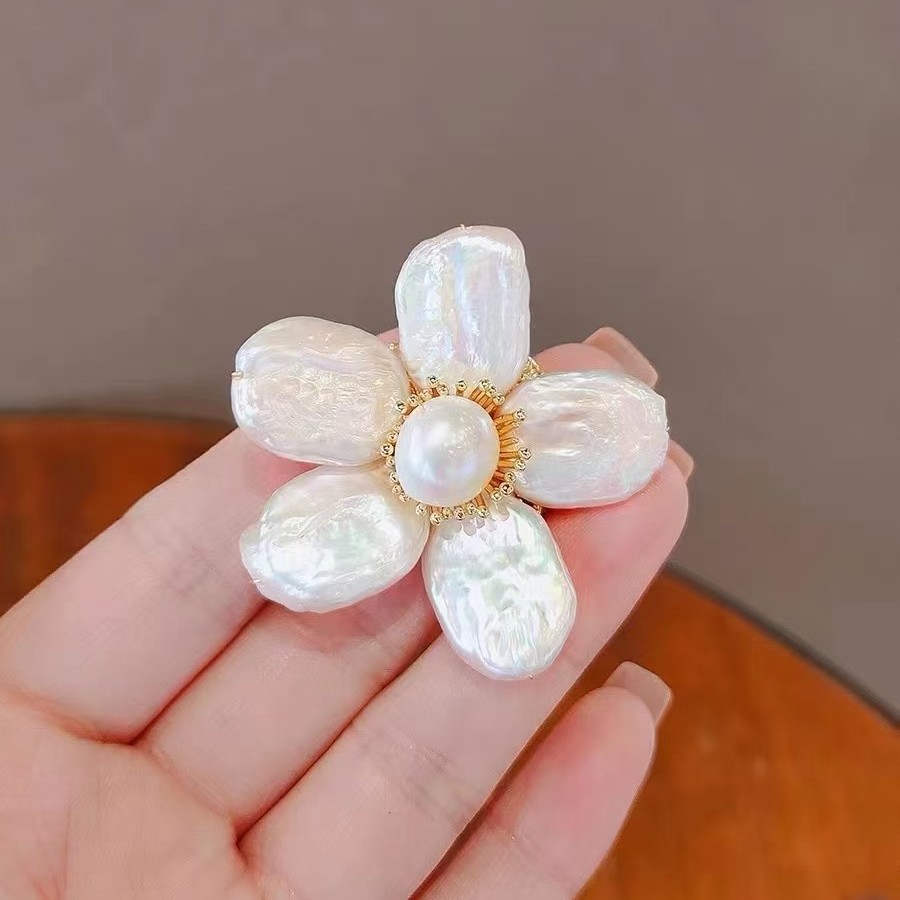 Dan Peach Jewelry Брошь из натуральных пресноводных жемчужин особой формы, жемчужная корсажная брошь, цветок на запястье
