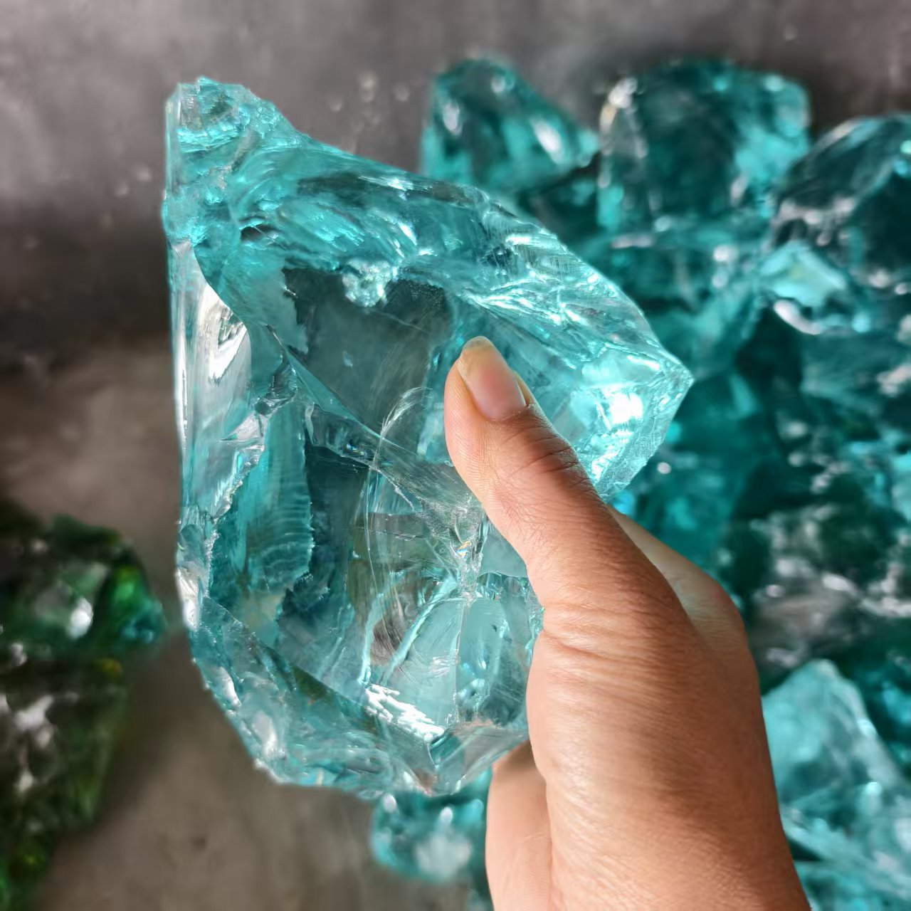 Manufacturer Wholesale Glass Stone Large Pieces for Aquariums, Glacier Stone for Landscaping, Blue Crystal Natural Glass Blocks