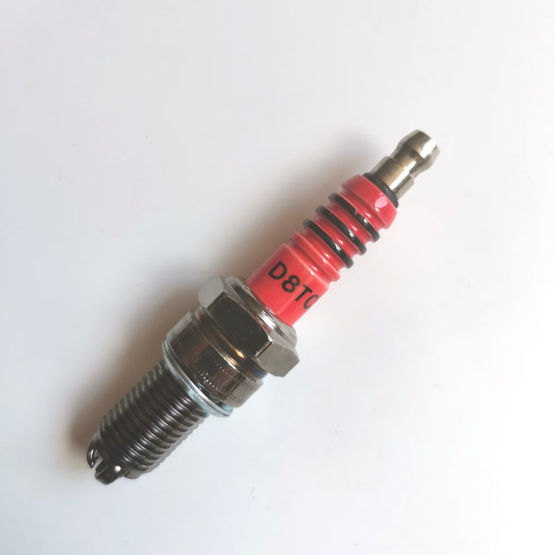 Red porcelain three-pole spark plug D8TC125 motorcycle spark plug three-claw A7TC scooter upgraded version of the fire nozzle