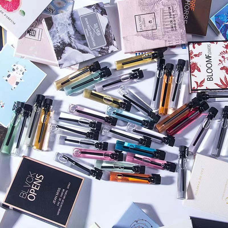 Clearance wholesale perfume 2ml small samples more than 30 kinds of fragrance carry-on random hair card perfume types