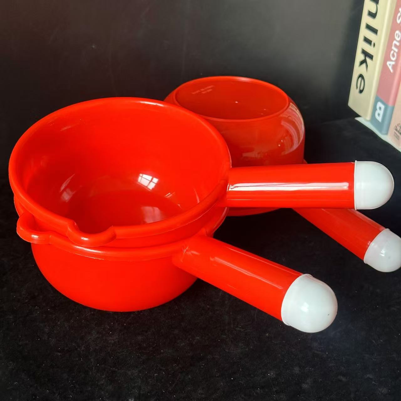 [Medium and large red water spoon with mouth] Thickened plastic water spoon household kitchen water spoon Yiwu stall