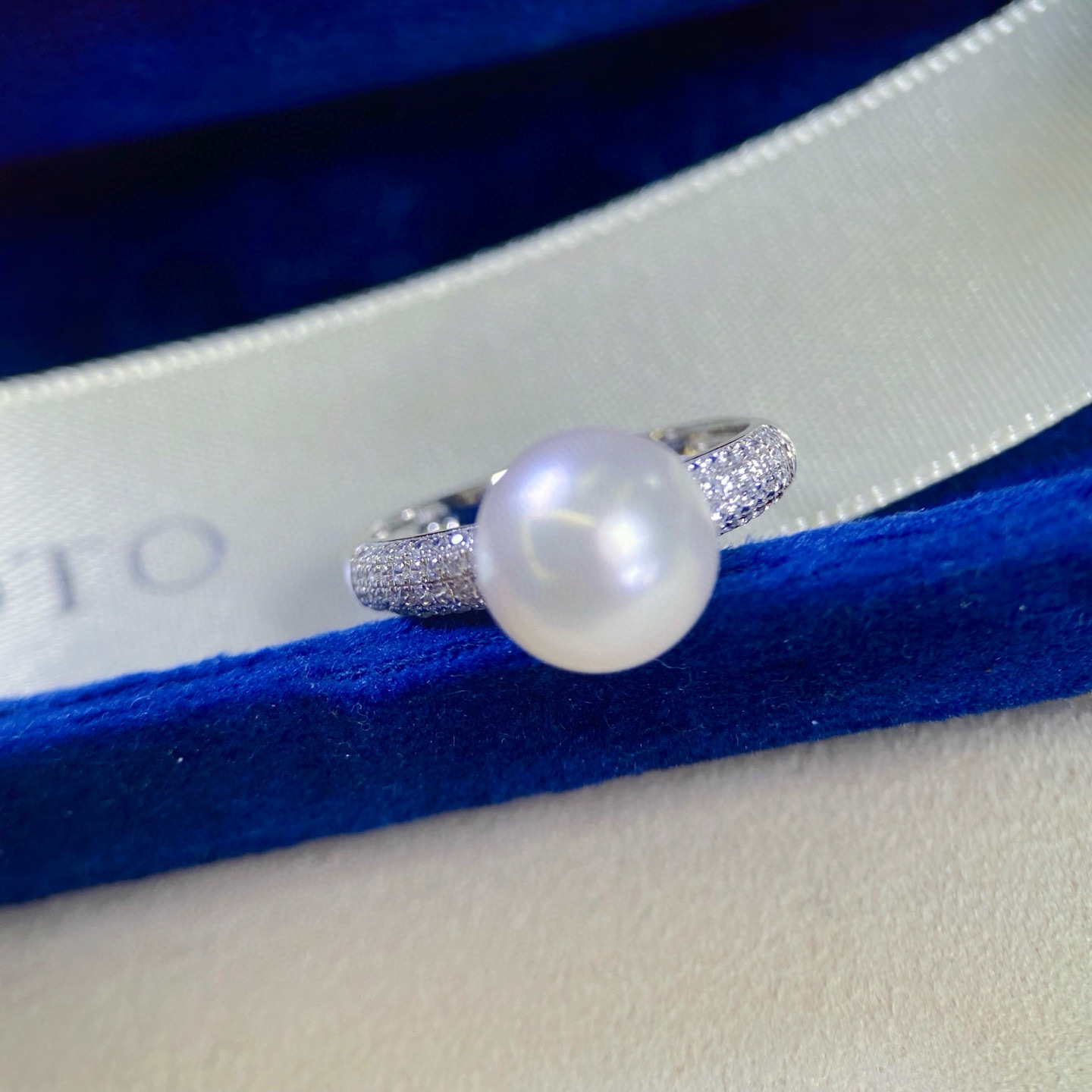 Аксессуары из платины Pt900 кольцо с бриллиантом D0.25Ct, толстая золотая текстура, изображение с бусинами 9-10мм, без бусин