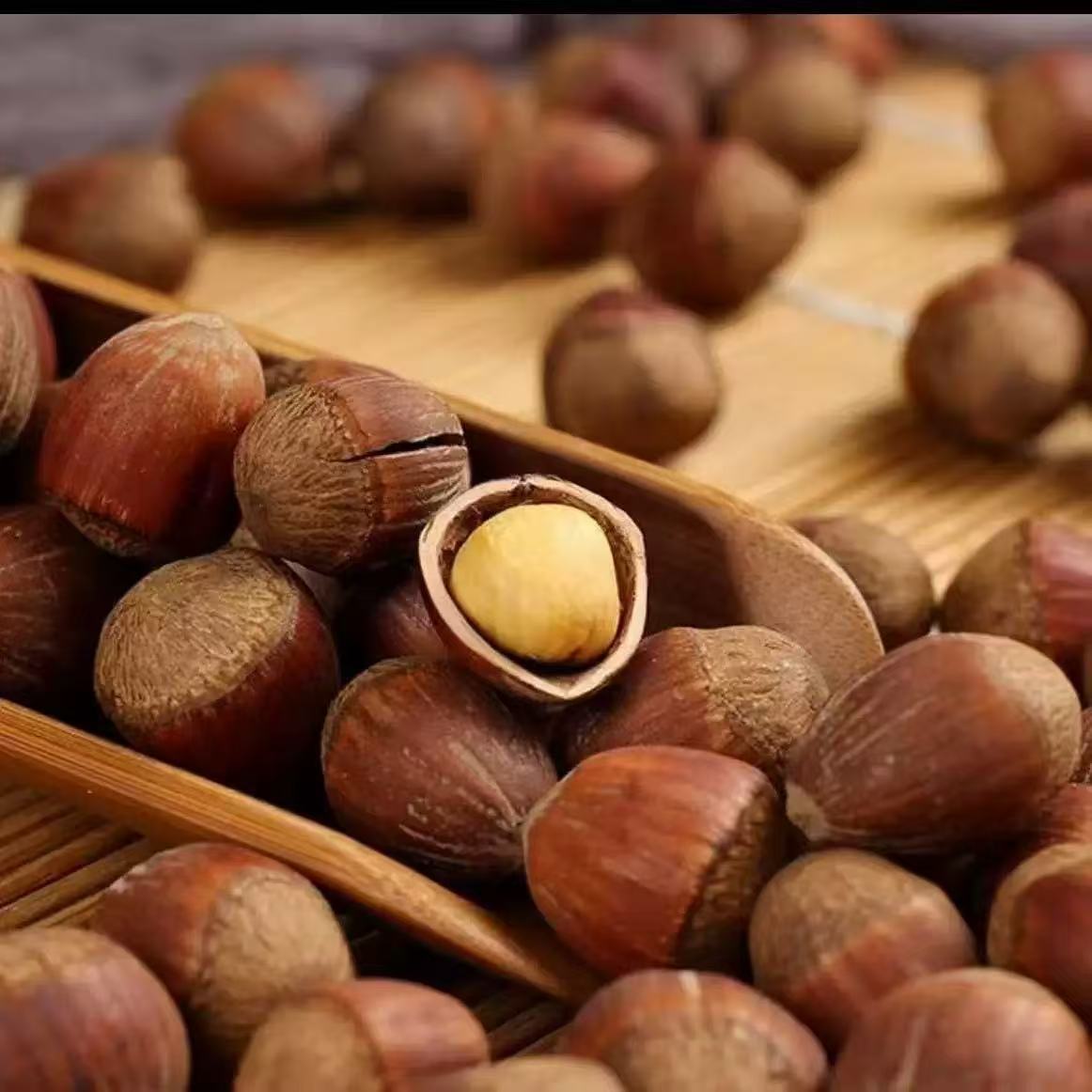 Hazelnuts, a Specialty of Northeast China, Fresh Wild Roasted and Cooked, Large Open-Shell Nuts, Original Flavor, No Additives, Roasted Nuts and Dried Fruit Snacks