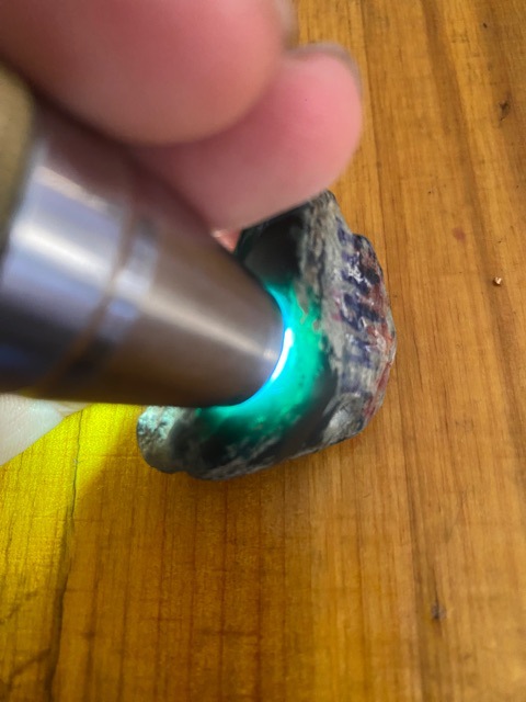 Бирманский нефрит, первичный поставщик сырого графитового нефритового кольца