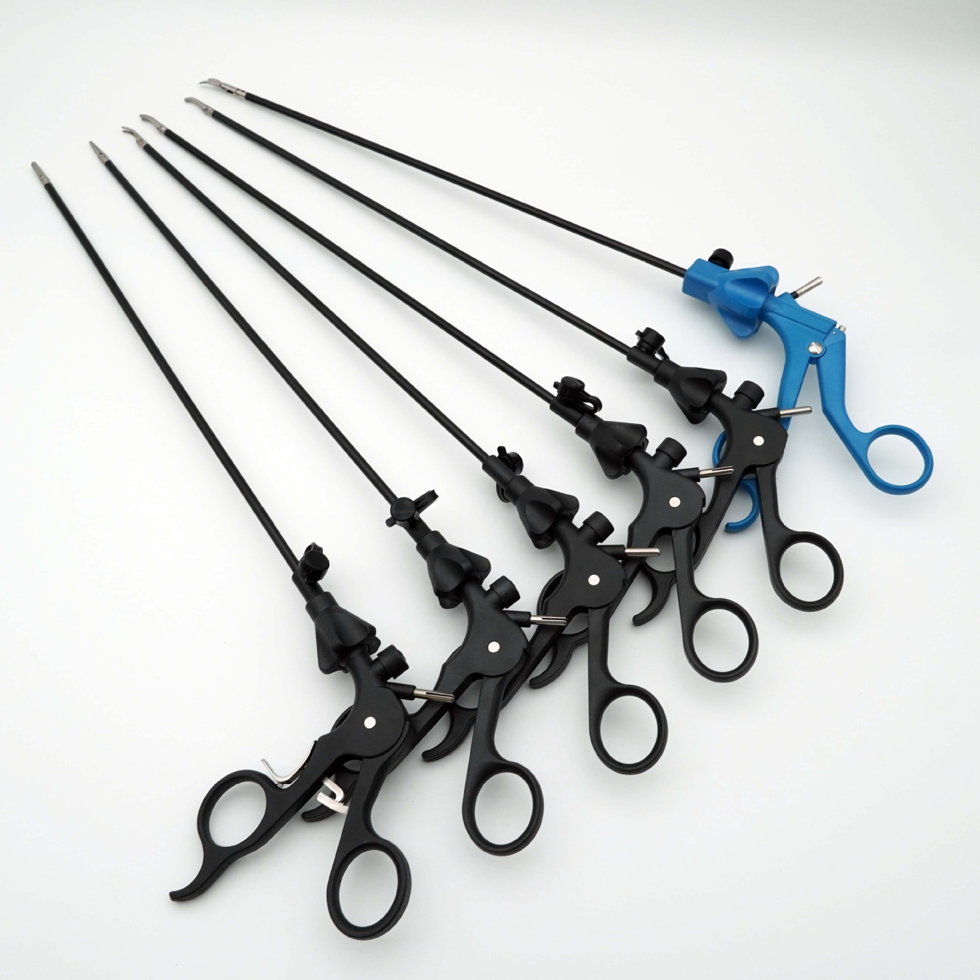 Лапароскопические щипцы, двуходовые захватные плоскогубцы с крупными зубьями, щипцы-долото, чашеобразные захватные щипцы, лапароскопические ножницы, щипцы для тракции с прижимом