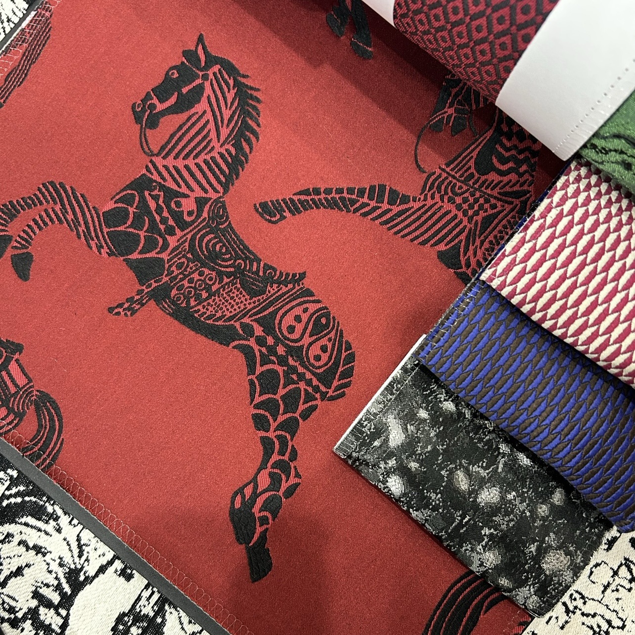 Ширина двери 140 см, ткань с узором лошади, имитация шелка, жаккардовая цветочная ткань для подушек в модельной комнате, мягкая ткань