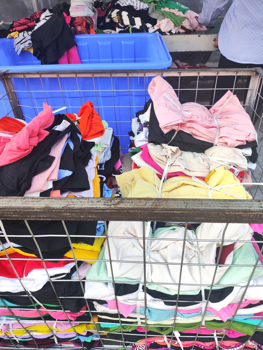 Second-Hand Clothes, Old Bundles Shipped from Africa and Southeast Asia, Live Supply from Vietnam, Short-Sleeved Waist-Cinching T-Shirts, Short Tops