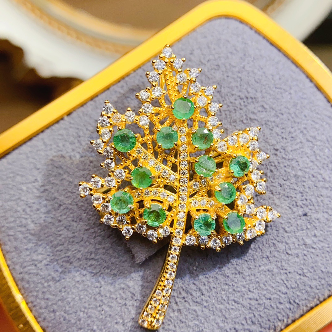 Новая натуральная изумрудная брошь S925 из серебра с инкрустированным основным камнем 3*3мм, универсальная популярная стильная женская ювелирная оптовая продажа