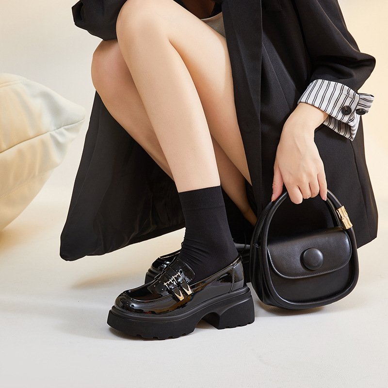 Лоферы с толстой подошвой из натуральной кожи для женщин британский стиль 2024 осень новые круглый носок плоские туфли с металлическими пряжками мягкие подошвы