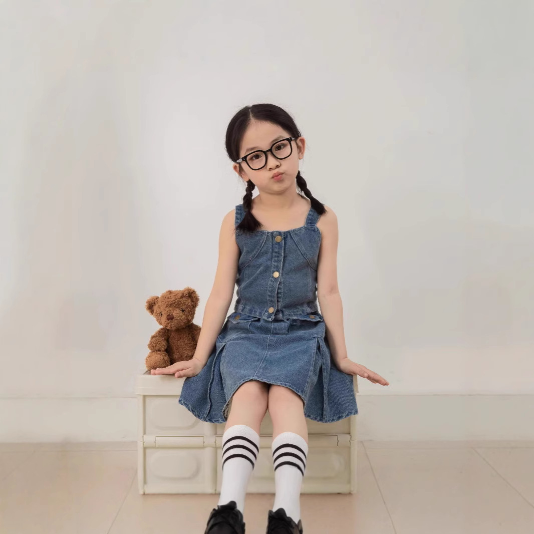 Двухпредметный комплект для девочек с джинсовой юбкой и майкой 2025 летний наряд оптовая продажа модный комплект для девочек