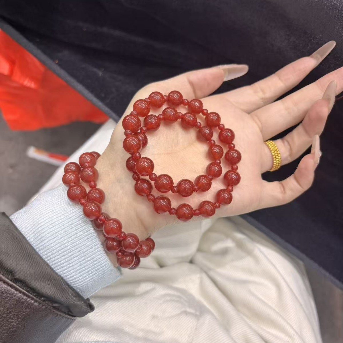 Let Me Shine: Xu Yan Zhao Lusi's Same Style Natural Red Agate Bracelet, Light Luxury Fashion Stackable Women's Bracelet, Live Broadcast Version