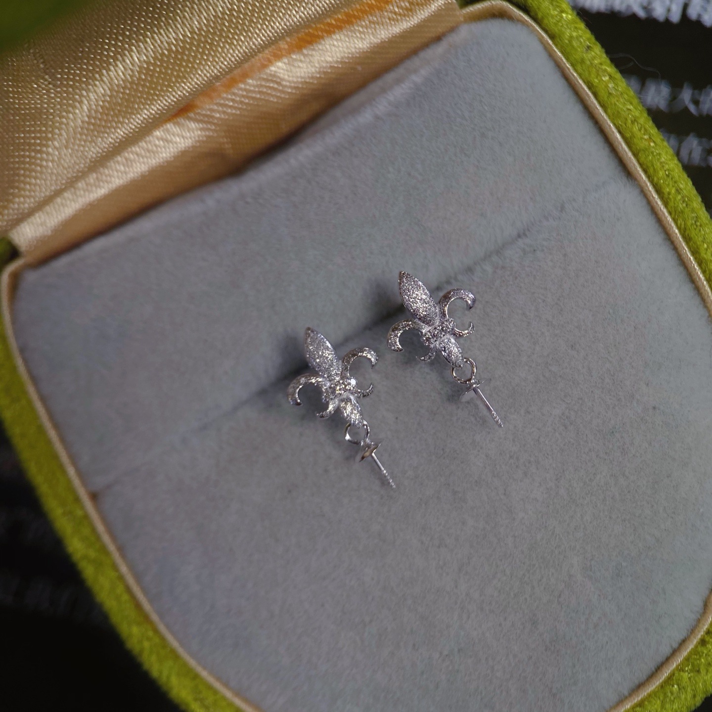 Platinum Pt900 Stud Earring Diamond Inlaid D 0.02Ct Figure Beads 11-12mm Without Beads